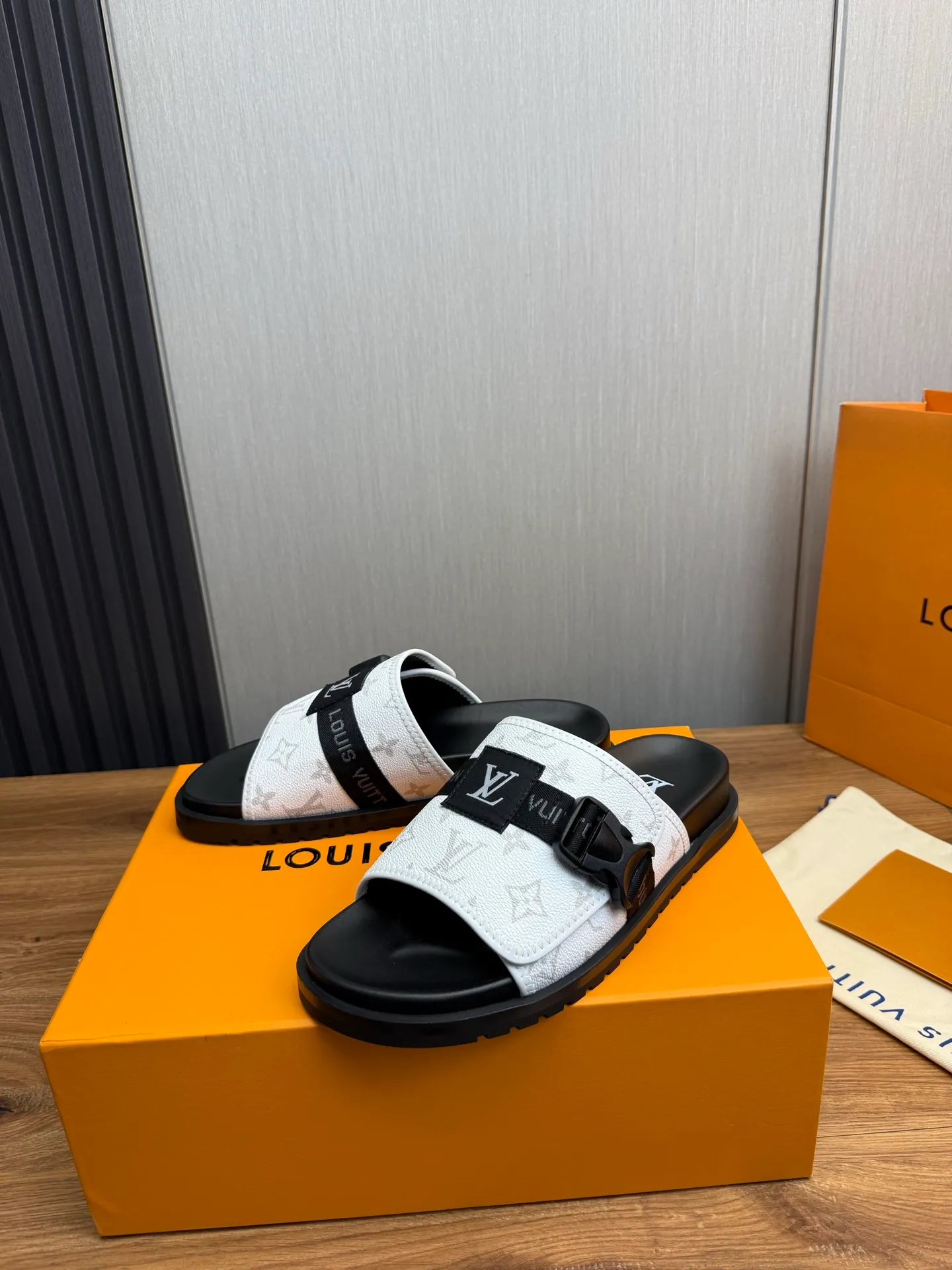 Men's shoes 💰320💰 Lv. hot selling men's slippers 🔥 🩴Official website one to one production 38-45 sizes 45 46 🉑️Customized!